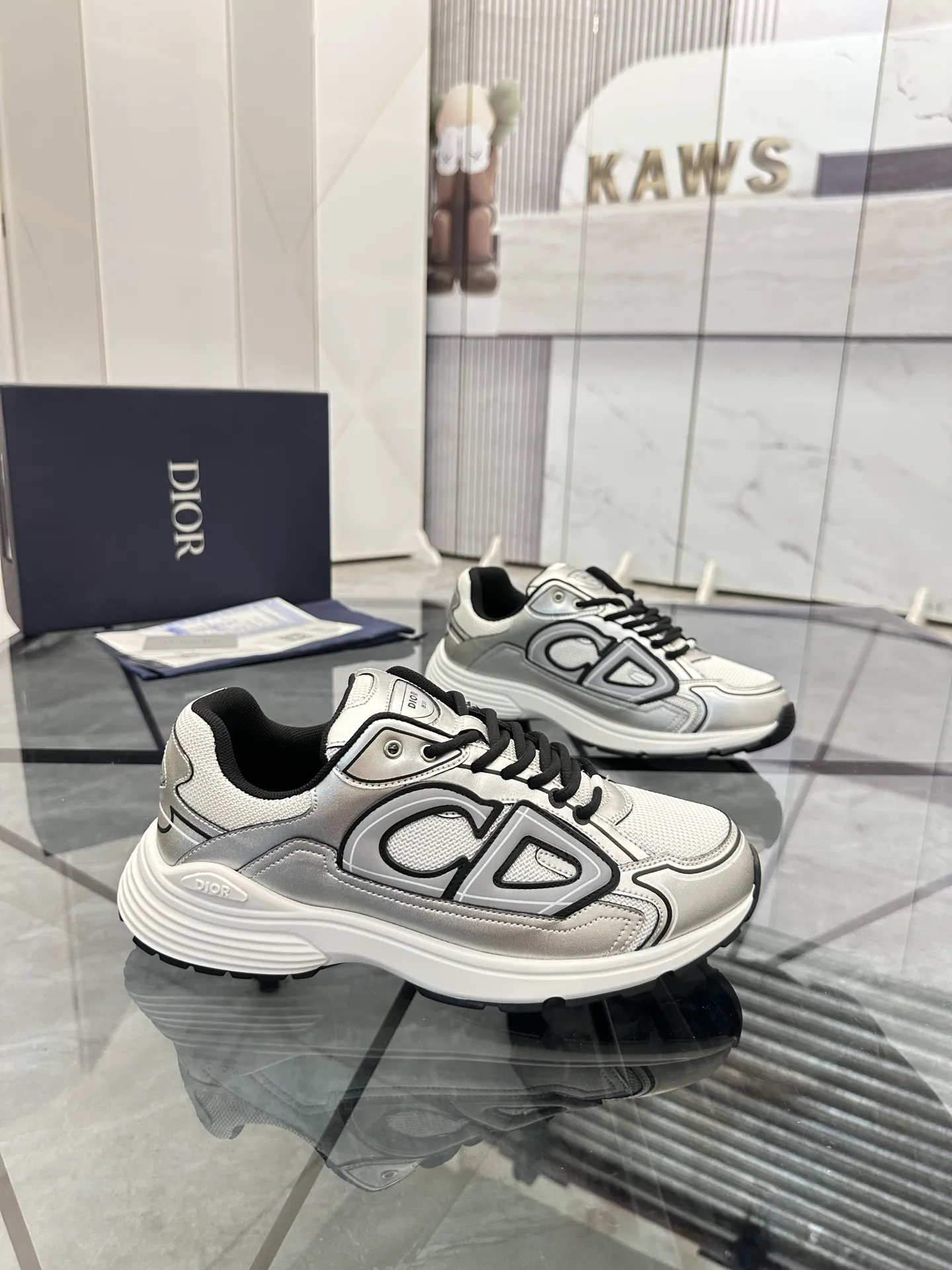 Men's shoes: 💰P400¥ Available in Guangzhou Product trademark: Dior* "Dior*" low-top casual shoes Regular size: 35-46 (can be customized to 47) Couple style Product materials: Upper imported cowhide stitched with original fabric, breathable lining, ultra-light foam original outsole. No.: 007
